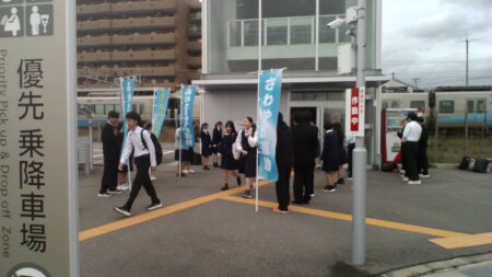 令和７年１０月【学校行事】学校看板の更新、花壇整備 ＆ さわやか運動　を行いました。